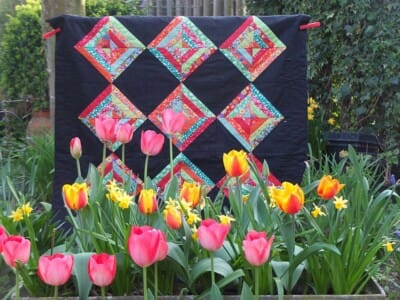 Negen-ruiten quilt met tulpen