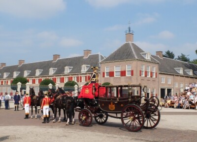 Koets met paarden voor peleis het Loo