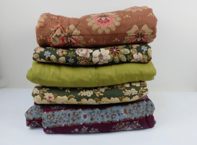 Vijf oude gevoerde dekens