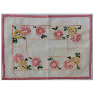 Oud geborduurd kleedje bloemetjes