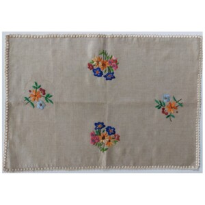Oud geborduurd kleedje